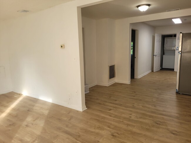 Building Photo - 912 Elfin Ave