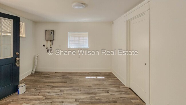 Building Photo - Move in special! 1/2 off the first month's rent!   Recently renovated 3 BR/ 1 BA home.  Big front...