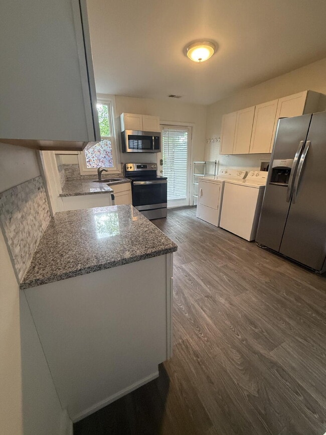 Building Photo - 2 bedroom, 1 bathroom House deep in the heart of the Highlands.