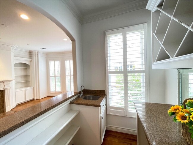 Building Photo - 1329 Hyde Park Blvd