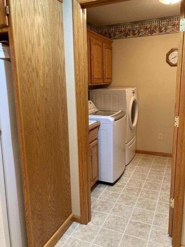Building Photo - 4 Bedroom Twin Home