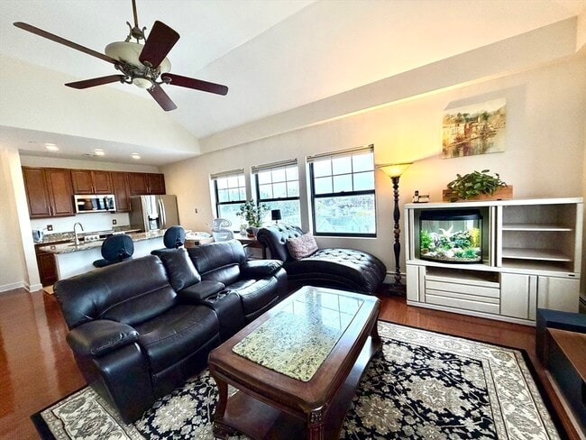 Building Photo - 72 Ashland St