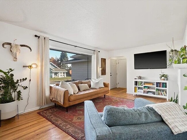 Building Photo - SPACIOUS 3BD/1BA SOUTH HILL HOME | ATTACHED GARAGE | FENCED YARD | W/D HOOKUPS | AVAIL JULY 1