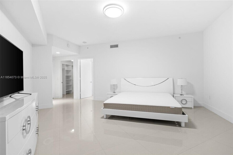 Building Photo - 17301 Biscayne Blvd