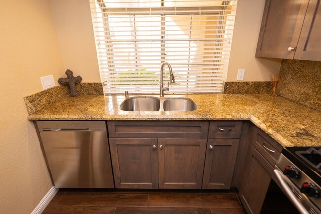 Building Photo - 2BR/2.5BA Townhome with garage - READY NOW!