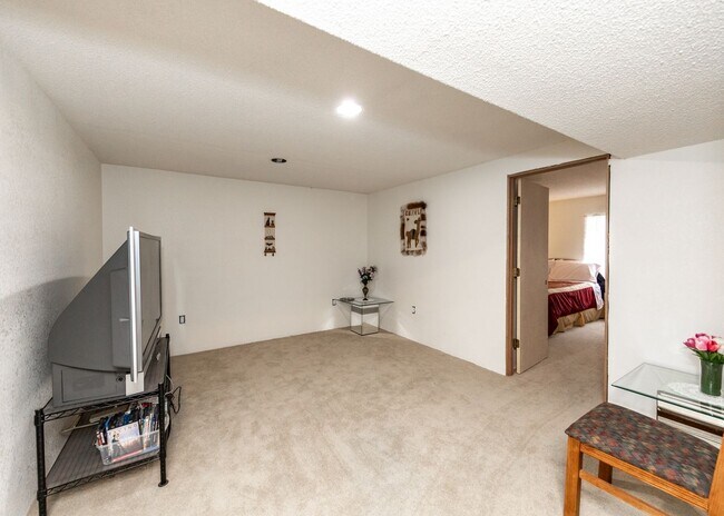 Building Photo - Spacious 5 Bedroom in D20 centrally located