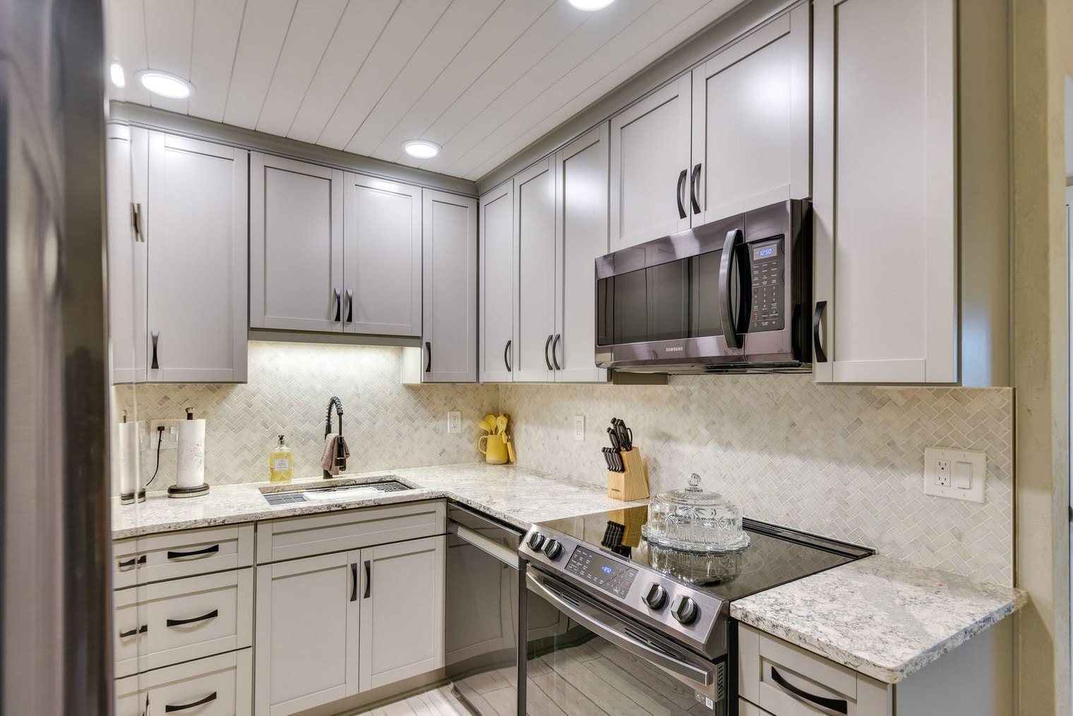 Building Photo - 3800 Saxon Dr