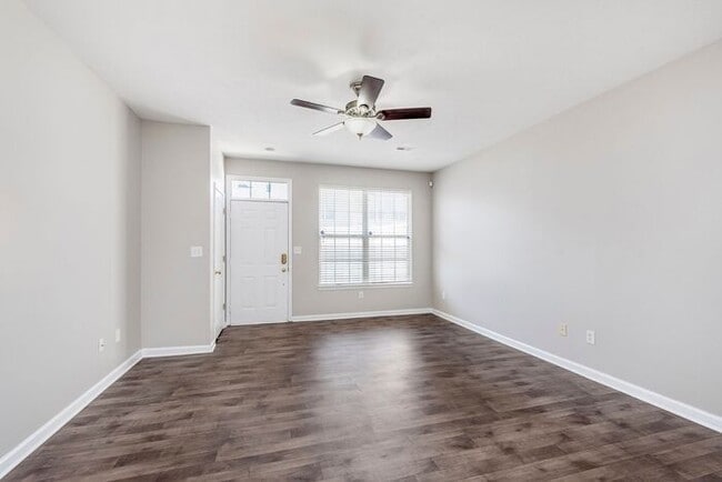 Building Photo - Beautiful town home in the quiet Towne Park community!!