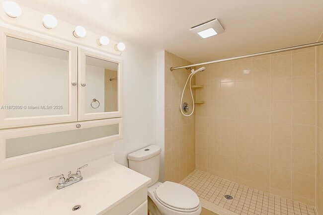 Building Photo - 3301 N Country Club Dr