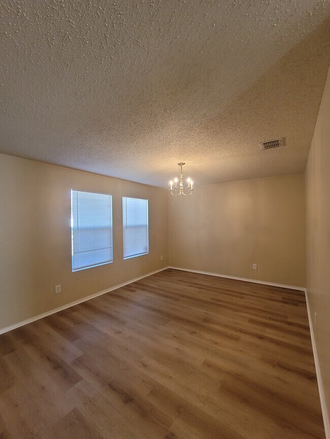 Building Photo - Very Spacious 4/2.5 in Parkview Hills & Ea...
