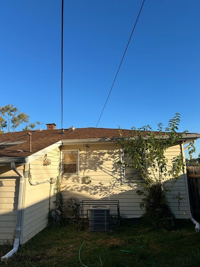 Building Photo - Welcome to this charming 3-bedroom, 1-bath...