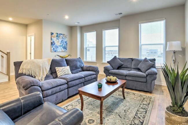 Building Photo - Luxury 3BR/2.5BA Condo w/ Balcony and Rooftop Terrace & Garage – Walk to One Loudoun