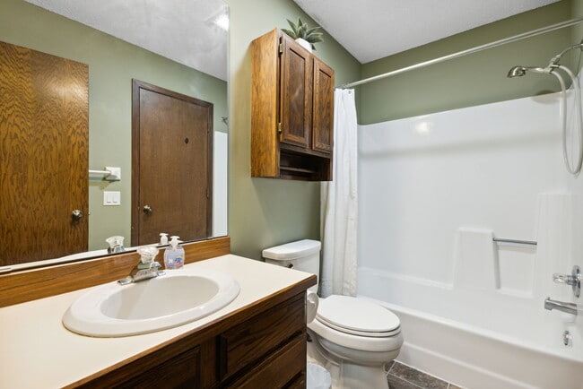 Building Photo - 2738 Chertsey Dr