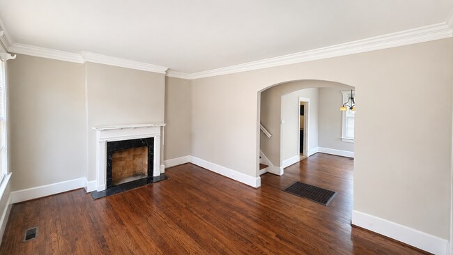 Building Photo - 2 Story Cloverdale Historic Duplex