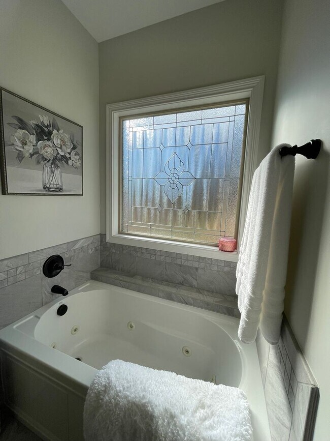 Building Photo - Fully Furnished, Short Term Rental, 1 Mont...