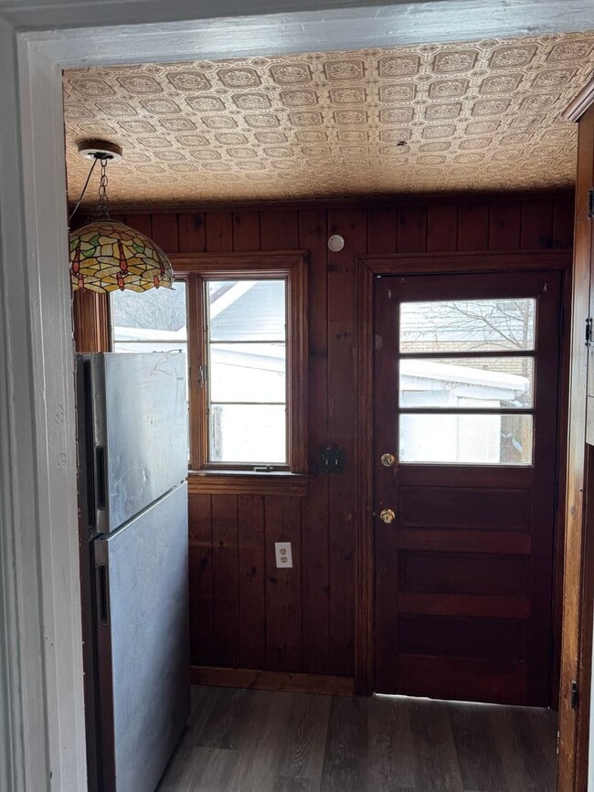 Building Photo - Single Family Home 3 bedroom 1 bath new paint flooring with basement fenced in yard