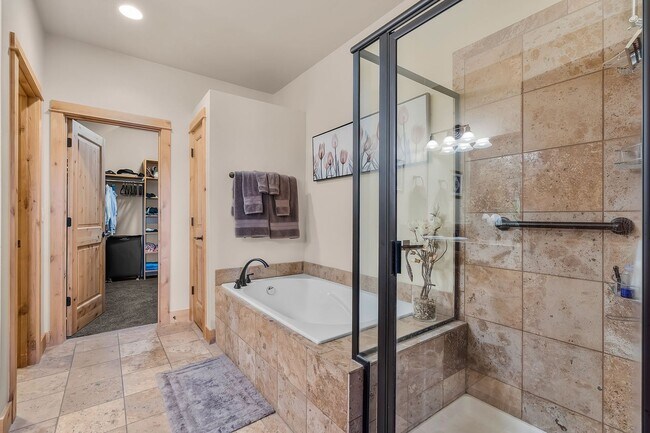 Building Photo - 3 Bed 2.5 bath plus Office/den-Townhome-Ri...