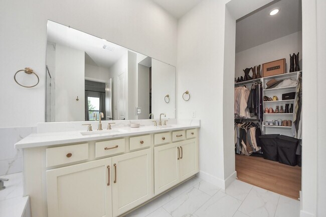 Building Photo - 2995 Tantara Dr