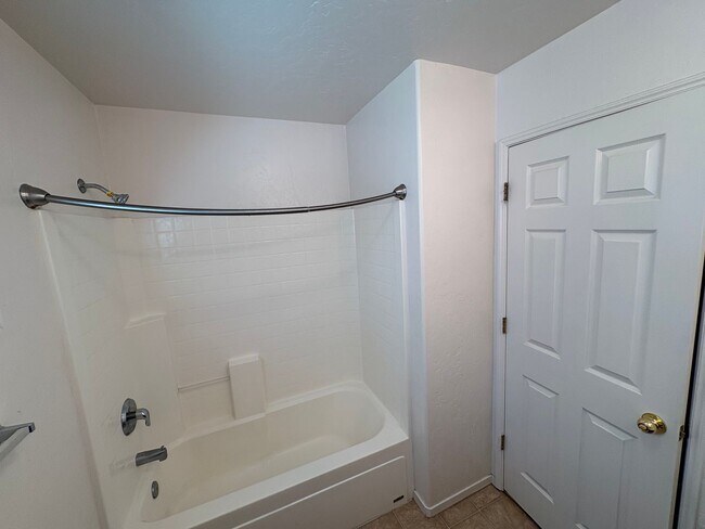 Building Photo - Lovely NW Visalia Home Near Shopping Centers Available Now!