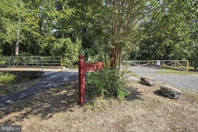 Building Photo - 2702 Dartmouth Rd