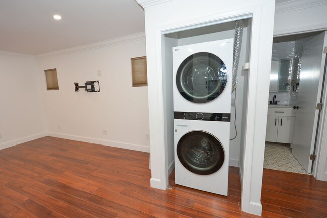 Building Photo - 2BED/1BATH Guest House In Oxnard