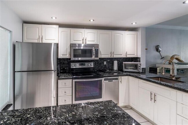 Building Photo - 470 Paradise Isle Blvd