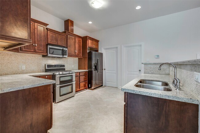 Building Photo - 12870 Kingsbridge Ln