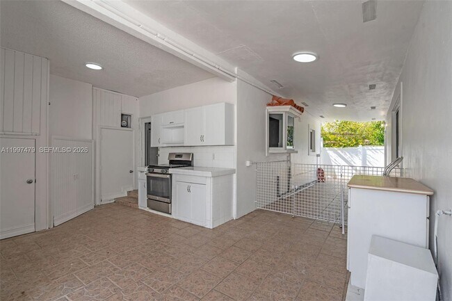 Building Photo - 201 SW 51st Ct