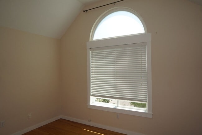 Building Photo - Stunning SW Portland (Arranmore) 4-bedroom...