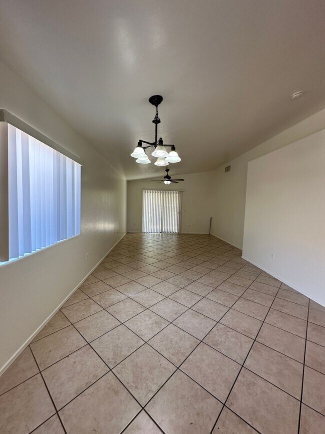 Building Photo - Beautiful 3 Bed 2 Bath House!!