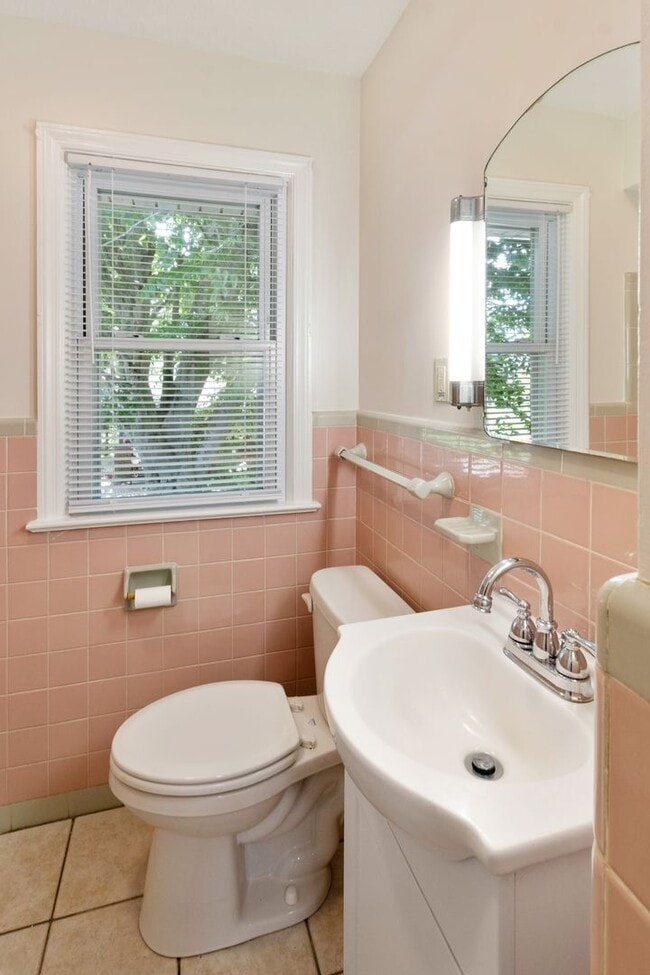 Building Photo - 559 Bailey St