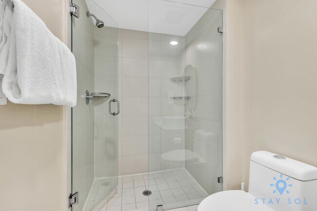 Building Photo - 2602 E Hallandale Beach Blvd