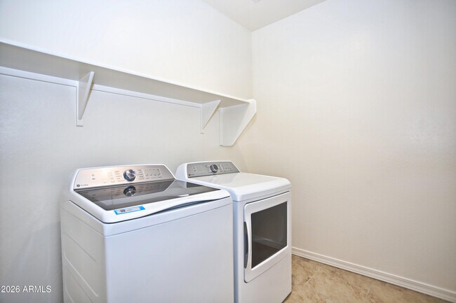 Building Photo - 815 W Finch Dr