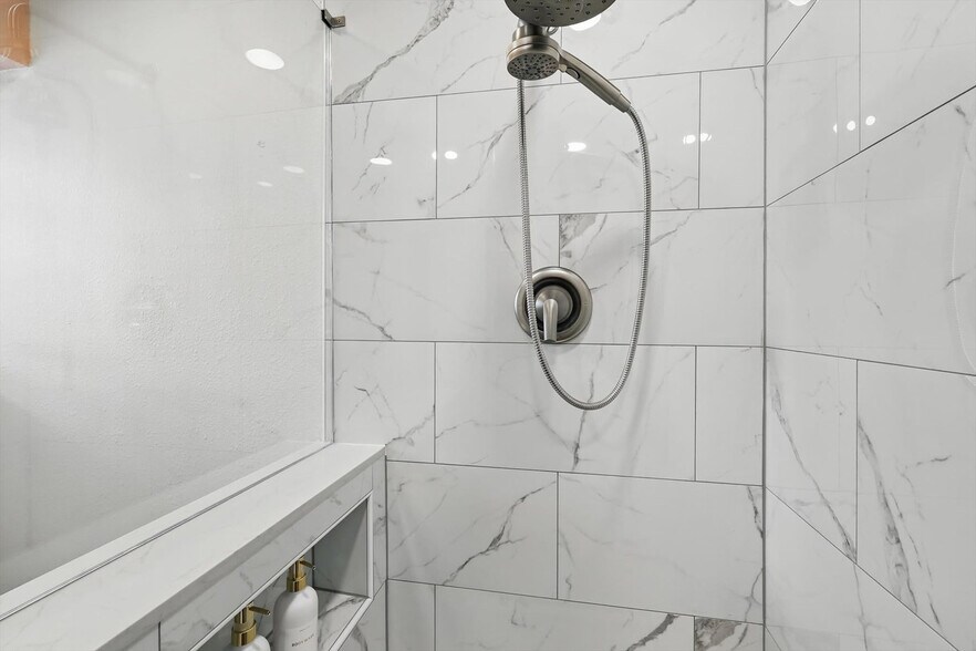 Building Photo - 6333 Tosca Dr
