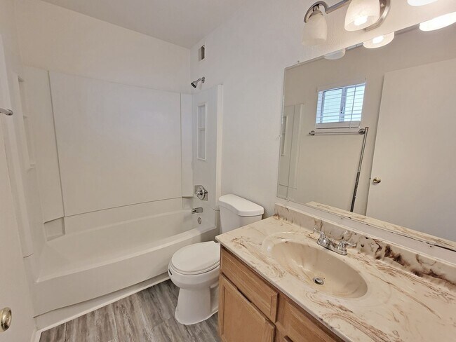 Building Photo - 3 Bedroom 2 Bath Condo Available Now!