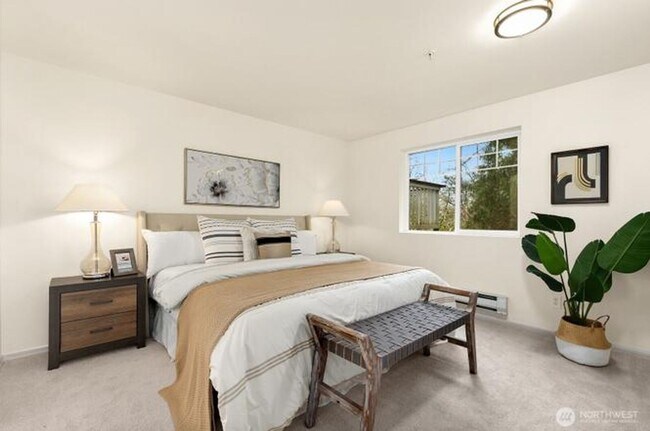 Building Photo - Beautiful 3 Bedroom 2 Bath Condo Newport Way Issaquah