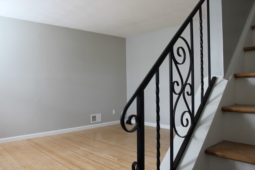 Building Photo - 32 Medimount Dr