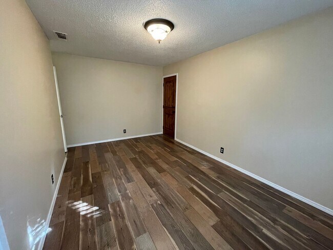 Building Photo - Charming 3-Bedroom Home with Fresh Interio...