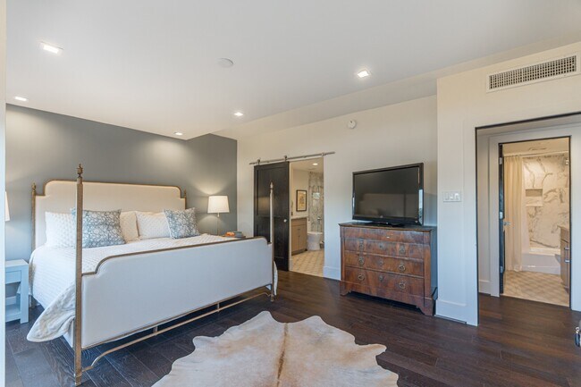 Building Photo - 2701 Westheimer Rd