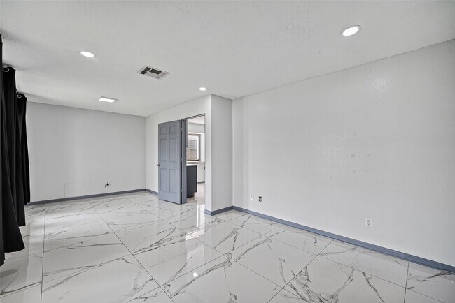 Building Photo - 10911 Pecan Dr