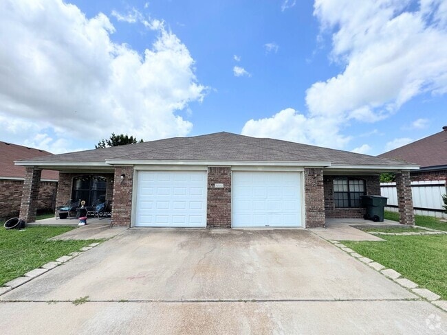 Building Photo - 5000 John David Dr