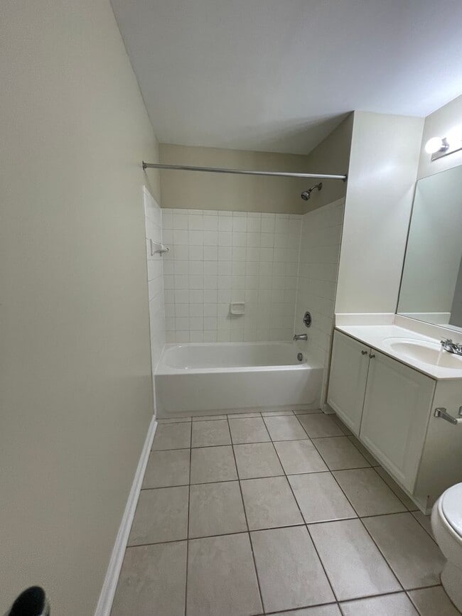 Building Photo - 15-1512 Dukes