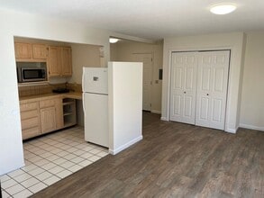 Building Photo - Large Upstairs Studio with Utilities Paid