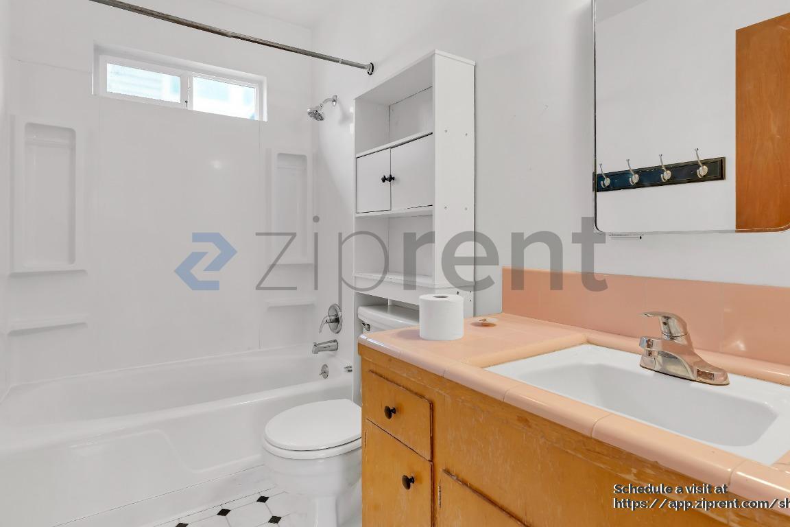 Building Photo - 6117 NE Clackamas St