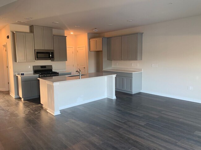 Building Photo - THREE BEDROOM/2.5 BATH TOWNHOME in Southern Lehigh School District