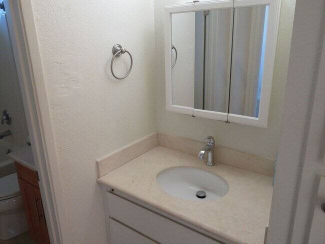 Building Photo - 3 bed 1.5 Bath in Harbor Oaks