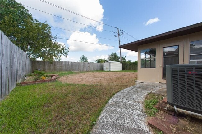 Building Photo - 16031 Windom Dr