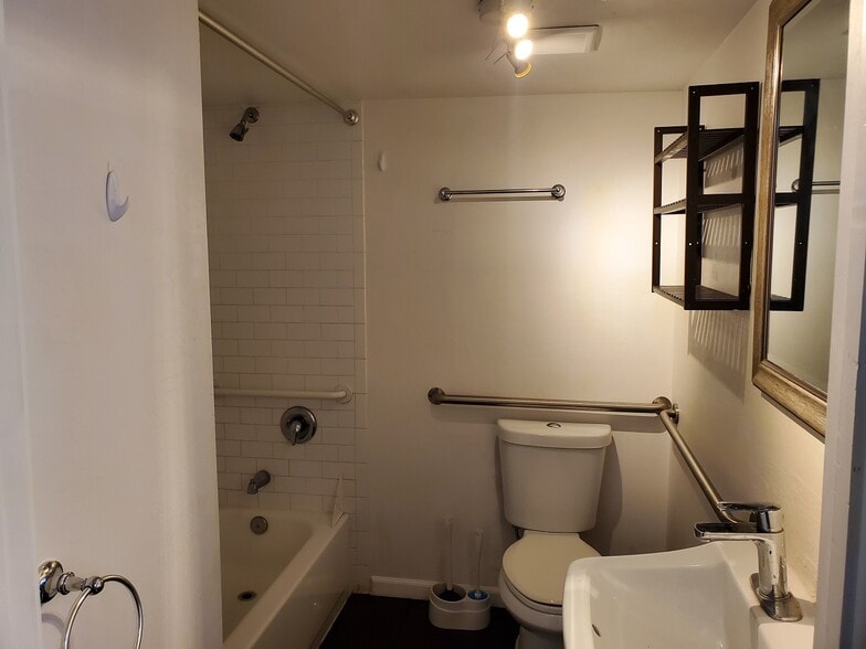 Building Photo - 1534 W Pierce St