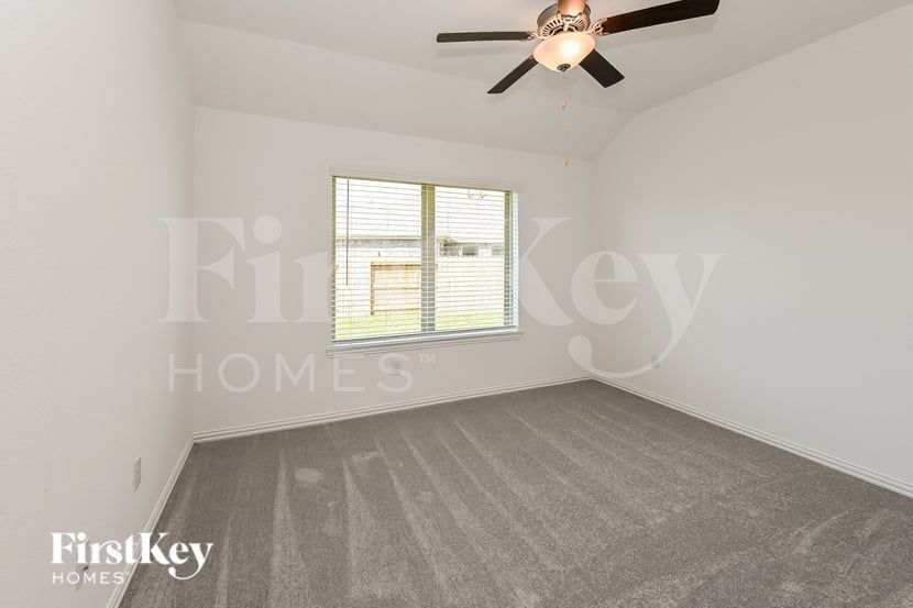 Building Photo - 14907 Lake Shore Ave