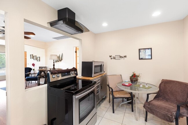 Building Photo - Warm & Inviting West Hills Home with Brigh...